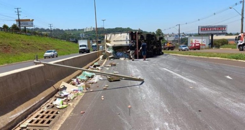 Caminhão tomba e bloqueia BR 480 em Chapecó