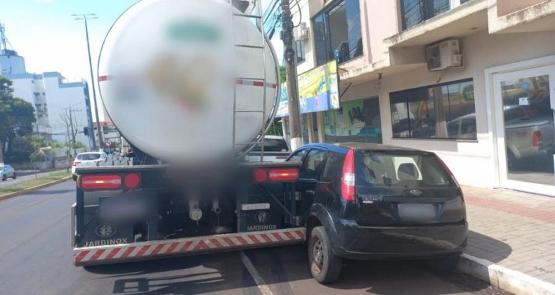 Carreta descontrolada atinge veículos estacionados em Chapecó