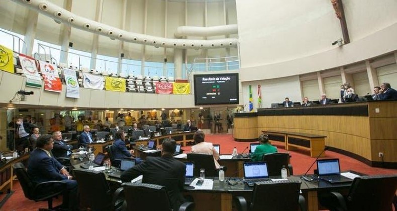 Deputados aprovam reajuste do salário mínimo de SC