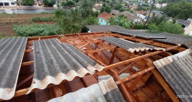 Temporal deixa 15 casas destelhadas em Saudades