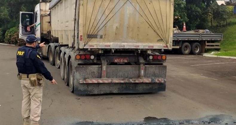 CARRETA É FLAGRADA TRANSPORTANDO CARGA ACIMA DO PERMITIDO