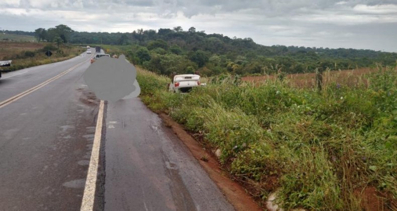 Carro de Chapecó capota no Oeste de SC