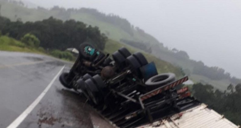 CARRETA TOMBA, MOTORISTA SOFRE SUSTO E SAI ILESO