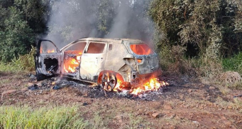 JEEP COMPASS ROUBADO É LOCALIZADO INCENDIADO NA REGIÃO