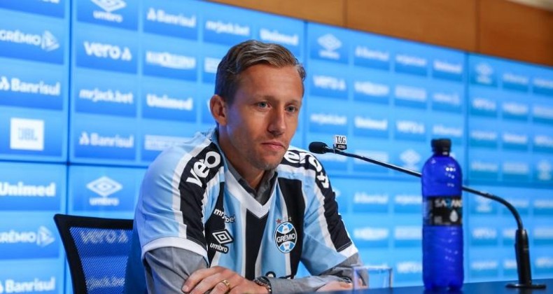 Grêmio anuncia a contratação de Lucas Leiva