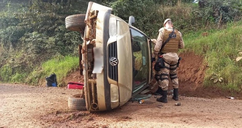 MARGINAIS ROUBAM CARRO, CAPOTAM E CONSEGUEM ESCAPAR