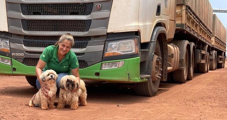 Caminhoneira viaja o país acompanhada de dois cães