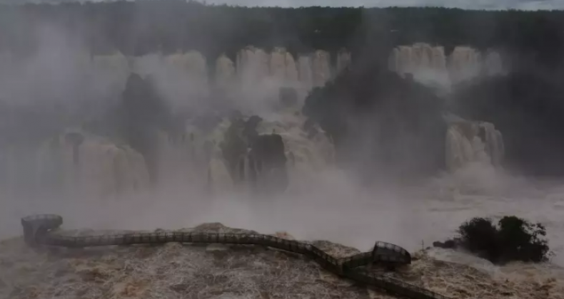 Turista cai das Cataratas do Iguaçu e desaparece