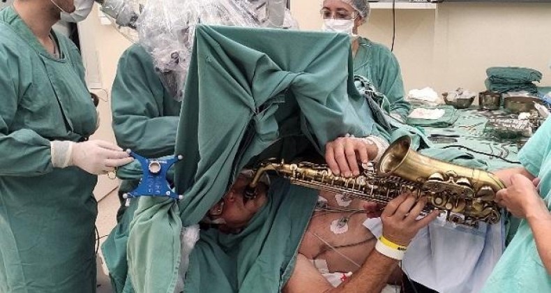 Músico toca saxofone durante cirurgia no cérebro