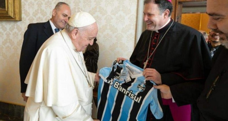 Papa recebe na Itália camisa personalizada do Grêmio