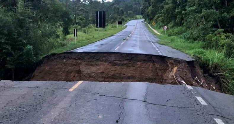 Cratera se abre em rodovia de Santa Catarina