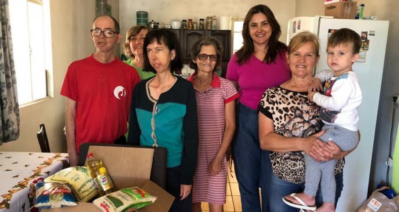 Grupo de caminhada entrega alimentos arrecadados em evento