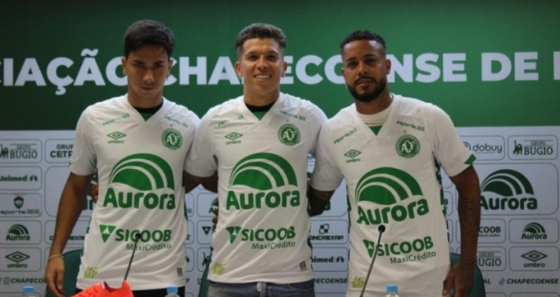 Chapecoense apresenta mais três jogadores