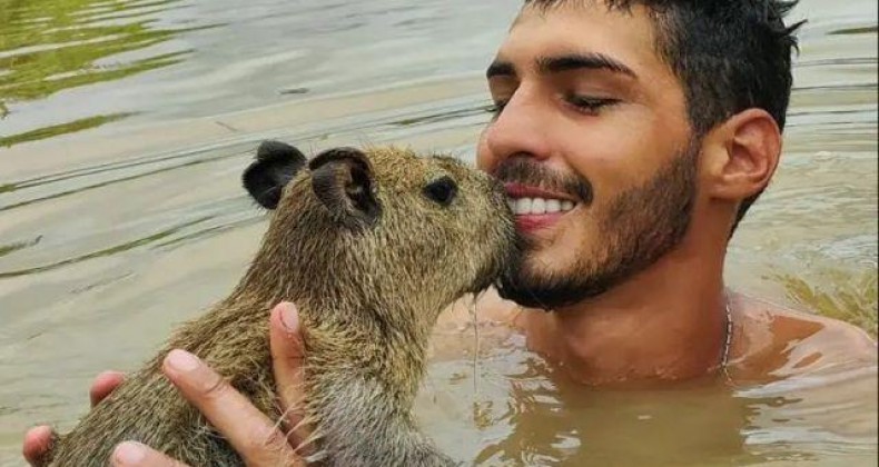 Influenciador consegue guarda provisória de capivara no AM