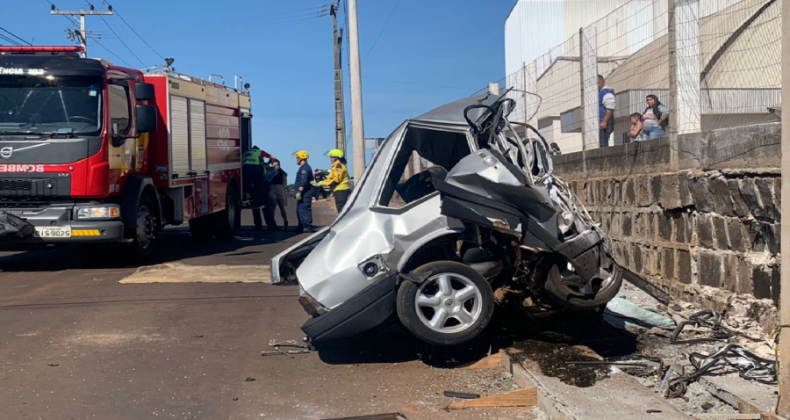 Jovem morre ao colidir em muro em Pinhalzinho